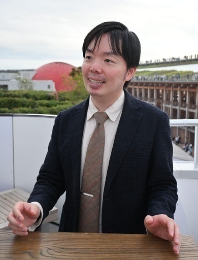取材に応じるサンマルクＨＤの藤川祐樹社長＝９月26日、大阪市此花区の夢洲（共同）