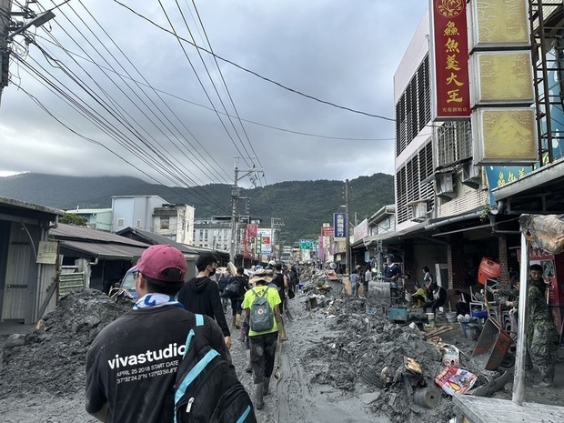 洪水被害のあった花蓮県光復郷では連日、多数のボランティアによる土砂の除去作業が行われている＝９月28日（中央通信社）