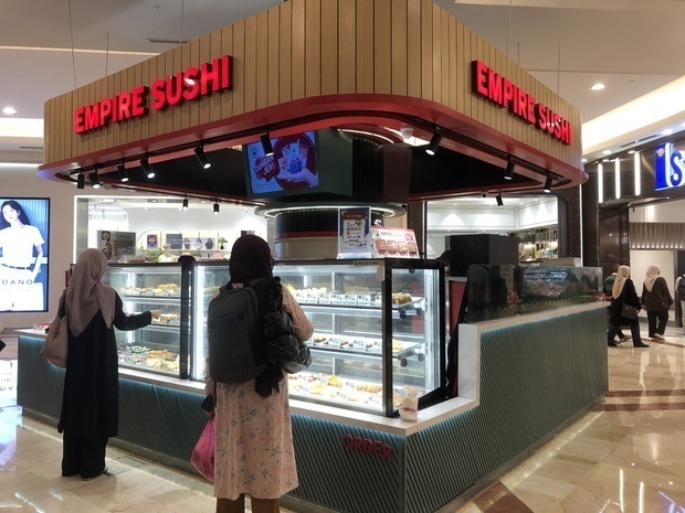 「エンパイア・スシ」の店舗。ショーケースの中にすしが並んでいる＝３日、クアラルンプール（ＮＮＡ撮影）