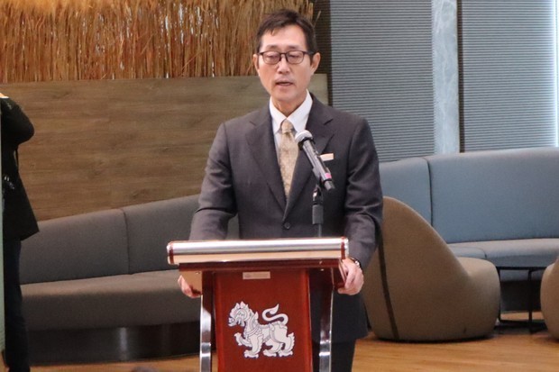 新会社「シンハ・ガーデン」設立の調印式に臨むガーデンの川島賢社長＝８日、首都バンコク（ＮＮＡ撮影）