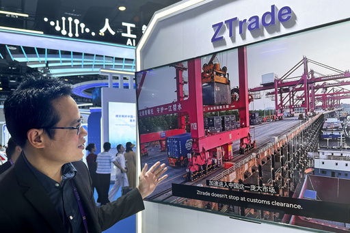 「中国ＡＳＥＡＮ博覧会」で、中国ＡＩを使った税関システムを紹介する担当者＝９月、広西チワン族自治区南寧（共同）