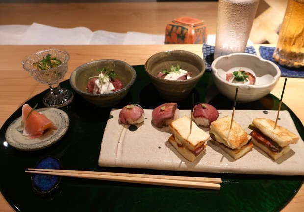 メディアやインフルエンサーを対象にした試食会では６社の商品を使ったメニューが振る舞われた＝８日、シンガポール中心部（ＮＮＡ撮影）
