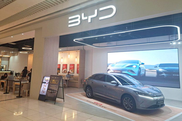 飲食スペースを併設したＢＹＤのショールーム。シンガポール中心部の複合施設「サンテック・シティー」に設置した＝８日（ＮＮＡ撮影）