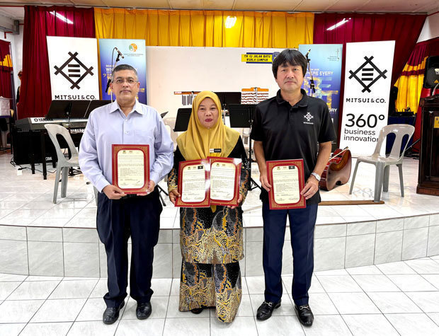 感謝状に署名したマレーシア三井物産の鳴釜社長（右）とＭＰＯのモハメド・スルタン・ハジャ・モヒディーン最高経営責任者（ＣＥＯ）代行（左）＝９月30日、クアラルンプール（マレーシア三井物産提供）