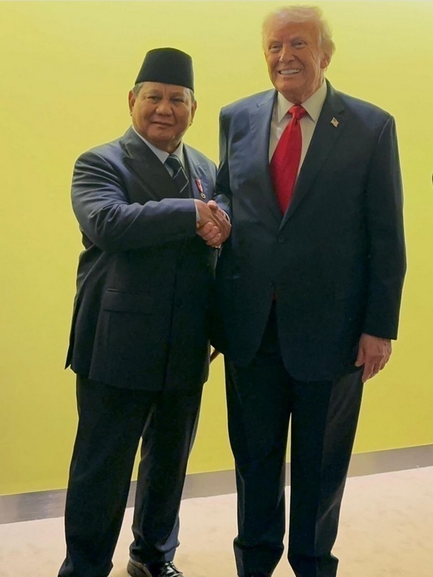 握手するインドネシアのプラボウォ大統領（左）とトランプ米大統領＝９月、米ニューヨーク（プラボウォ氏の公式ＳＮＳより）