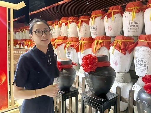 中国大手「会稽山」の倉庫で熟成される紹興酒のかめ＝９月、中国浙江省紹興市（共同）