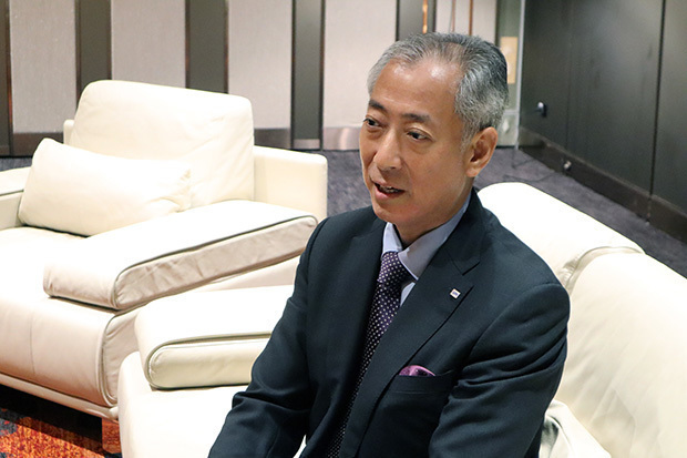 取材に応じる宇宙航空研究開発機構（ＪＡＸＡ）の山川宏理事長＝16日、バンコク（ＮＮＡ撮影）