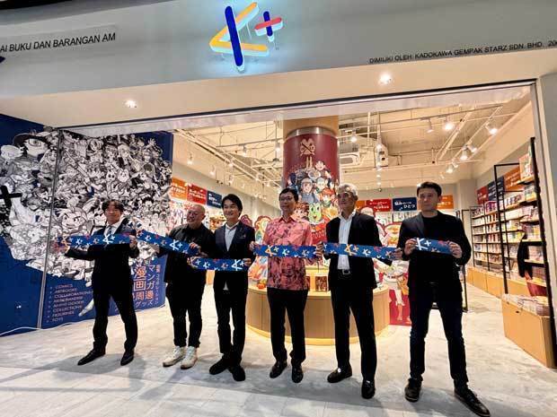 開業式典には、四方大使（右から３人目）やＫＡＤＯＫＡＷＡの夏野社長兼ＣＥＯ（同４人目）らが出席した＝10日、クアラルンプール（ＮＮＡ撮影）