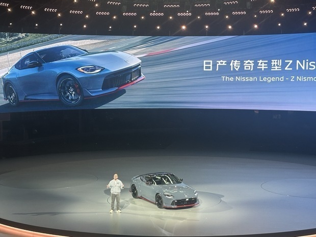 中国で開いた記念イベントに登壇する日産のイバン・エスピノーサ社長＝16日、浙江省杭州市