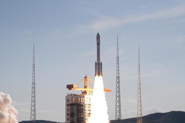 中国が低軌道衛星通信の整備に本腰を入れている。2035年をめどに国有衛星企業２社が約３万基の衛星を打ち上げ、世界最大級の衛星通信網を作り上げる計画だ。写真はイメージ（新華社）