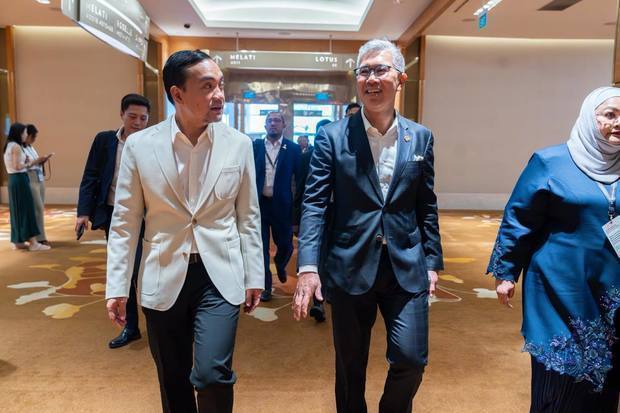 ザフルル投資貿易産業相（前列右から２人目）とジョホール州のオン・ハフィズ・ガジ州首相（同左）＝14日、シンガポール（ザフルル氏の公式フェイスブックより）