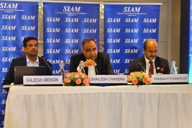 記者会見するインド自動車工業会（ＳＩＡＭ）のシャイレシュ・チャンドラ会長（中央）＝15日、インドの首都ニューデリー（ＮＮＡ撮影）