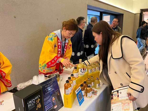 日本食品の中国での販路拡大を目指した日本料理業界向けの展示商談会が開かれ、沖縄県北京事務所は県産梅酒などを来場者に売り込んだ＝16日、北京市
