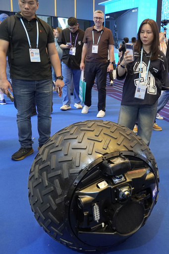 「広州交易会」で展示された、街頭監視などの機能を備えた自走型のロボット＝15日、中国広東省広州市（共同）