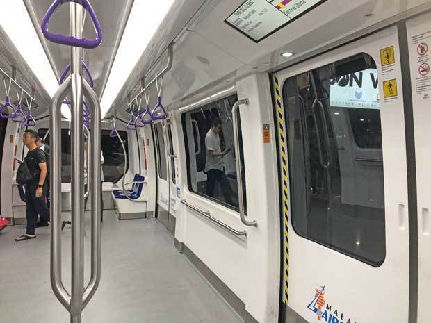 クアラルンプール国際空港（ＫＬＩＡ）の第１ターミナル内を走る「エアロトレイン」＝９月、スランゴール州（ＮＮＡ撮影）