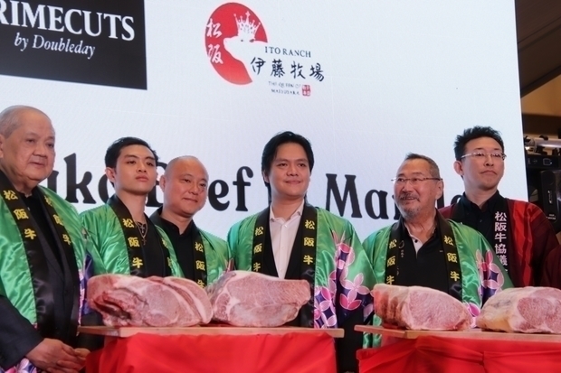 松阪牛の販売を記念する式典に出席したダブルデーのベガ氏（左から２人目）、伊藤牧場の伊藤氏（同３人目）＝16日、首都圏マンダルヨン市（ＮＮＡ撮影）
