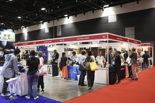 日本食展示会で日本酒を紹介する特設コーナー＝16日、シンガポール（共同）