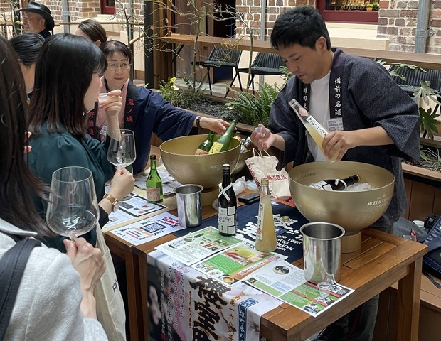 室町酒造の清水白桃酒を試飲する参加者