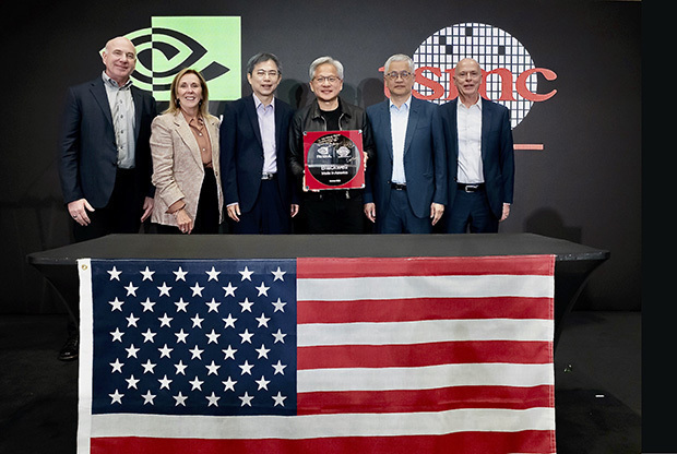 ＴＳＭＣのアリゾナ工場で自社の先端ＡＩ半導体の量産開始を祝うエヌビディアのジェンスン・フアンＣＥＯ＝右から３人目（エヌビディア提供）