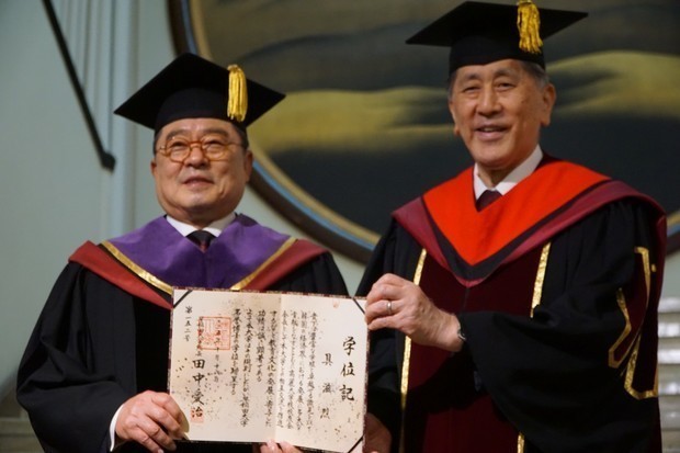 授与式で記念撮影をする具議長（左）と田中総長（ＬＳグループ提供）