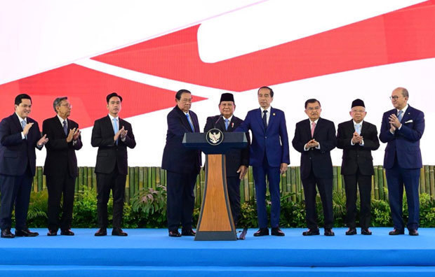 ＢＰＩダナンタラ正式始動の式典におけるプラボウォ大統領（中央）ら。ジョコ・ウィドド前大統領（右隣）も参加した＝２月24日、インドネシア・ジャカルタ（大統領府提供）