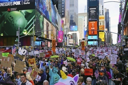 米ニューヨークの観光名所タイムズスクエアを埋め尽くすデモ参加者＝18日（共同）