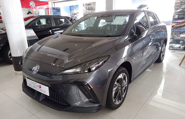 ＭＧの売れ筋モデルのＥＶ「ＭＧ４エレクトリック」は大幅な値引きの効果もあり、新規登録台数が増えている＝10月、バンコク（ＮＮＡ撮影）