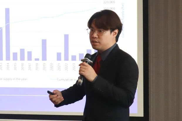 コリアーズ・インターナショナル・タイランドの不動産アナリスト、テナパット氏はタイの工業団地の市況について解説した＝17日、バンコク（ＮＮＡ撮影）