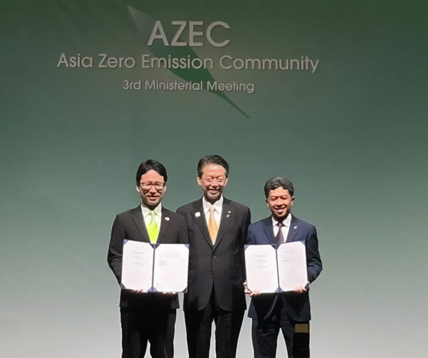 ＡＺＥＣ閣僚会合のサイドイベントセレモニーに参加したユーグレナの出雲充社長（左）＝17日、クアラルンプール（同社提供）