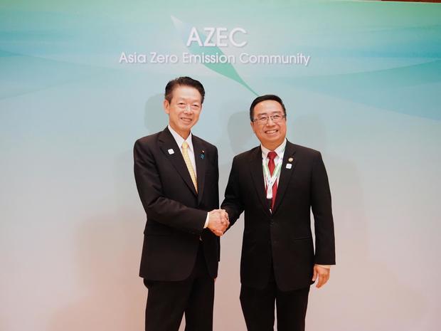 握手する武藤経済産業相（左）とチャン科学・技術・革新相（日本の経済産業省提供）