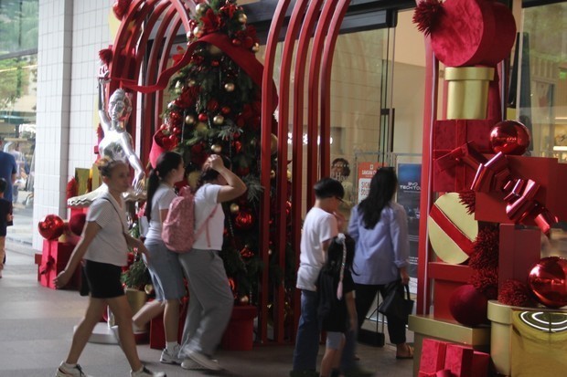 フィリピンでクリスマス商戦が本格化しつつある＝10月25日、マニラ首都圏マカティ市（ＮＮＡ撮影）