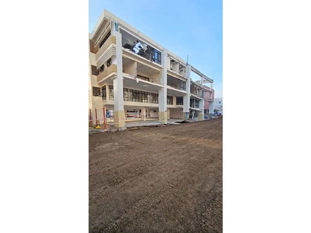 サムセン警察署庁舎と埋め戻された道路（バンコク首都庁の公式フェイスブックページより）