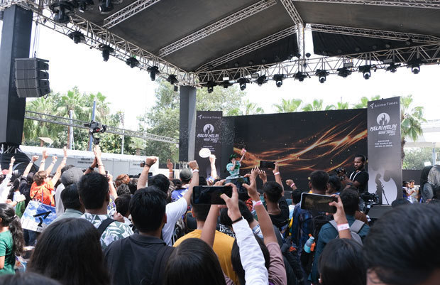 第２回目のメラ！メラ！アニメジャパン！！の様子。日本人アイドルのパフォーマンスに来場者たちは歓声を上げた＝９月13日、首都ニューデリー（ＮＮＡ撮影）