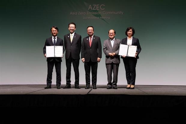 覚書を手にするマレーシアみずほ銀行の藤原敏晴社長（左から１人目）とサラワク開発銀行のローラ・リー・ンギエン・ヒオン最高経営責任者（ＣＥＯ、右から１人目）。武藤容治経済産業相（左から２人目）が立ち会った（マレーシアみずほ銀行提供）