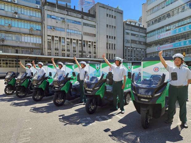 中華郵政が発足した電動三輪バイクのグリーン物流車両隊（同社提供）