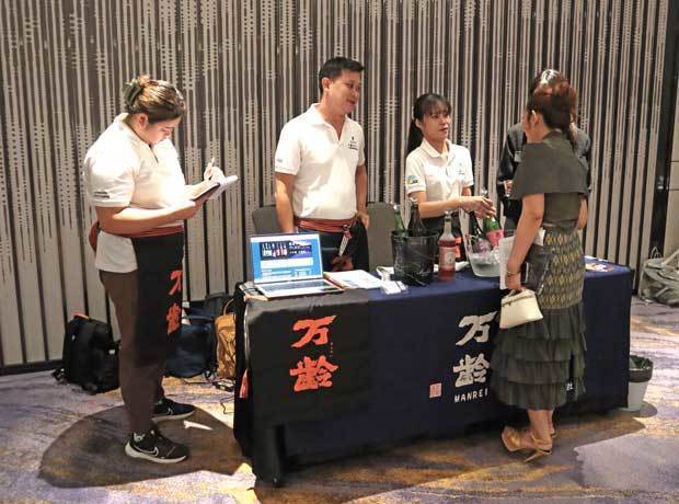 佐賀県産日本酒の販促イベントに設置された小松酒造のブース＝22日、バンコク（ＮＮＡ撮影）