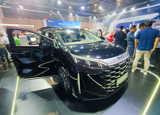ＢＹＤは多目的車（ＭＰＶ）の「eMAX 9 DM-i」などを展示した＝23日、首都圏パサイ市（ＮＮＡ撮影）