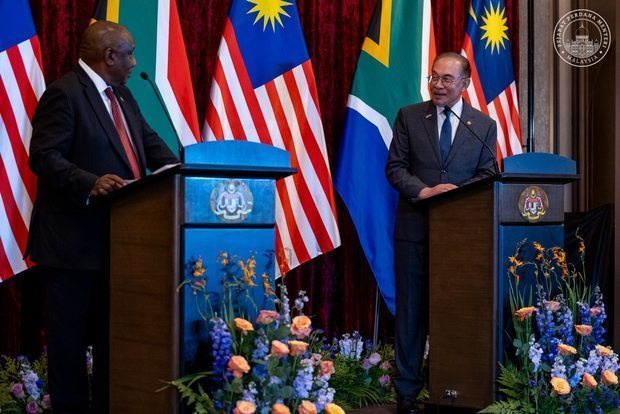 アンワル首相（右）はラマポーザ大統領と会談した＝25日（アンワル氏の公式フェイスブックより）