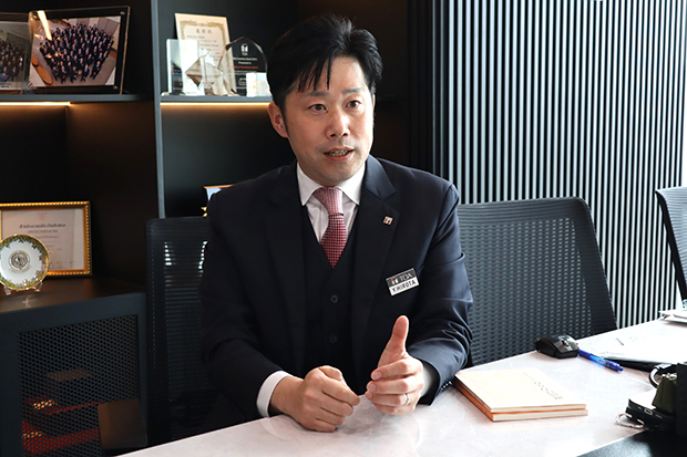 タイで手がける地震ソリューションについて話す、ＴＯＡエレクトロニクス（タイランド）の廣田喜之マネジングディレクター＝21日、バンコク（ＮＮＡ撮影）