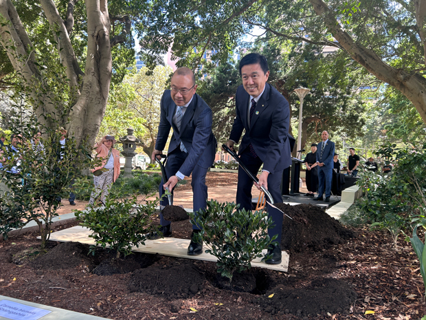 名古屋市の広沢一郎市長（右）がシドニー市のコック議員と姉妹都市提携45周年を記念し植樹式を行った（ＮＮＡ豪州撮影）