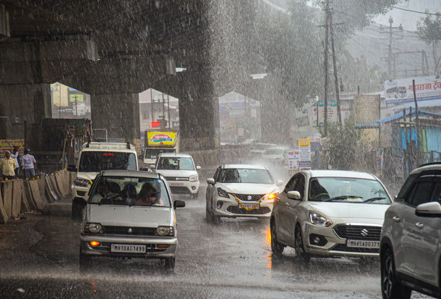 モンスーン期が明けた後も雨の日が多い＝23日、西部マハラシュトラ州（ＰＴＩ）