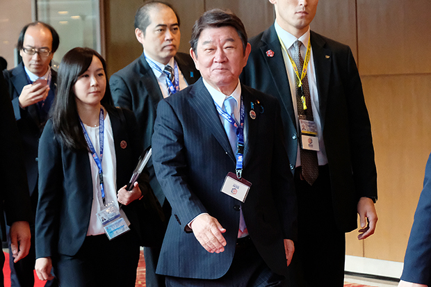 ＡＳＥＡＮプラス３首脳会議の会場に向かう茂木外相（手前）＝27日、クアラルンプール（ＮＮＡ撮影）