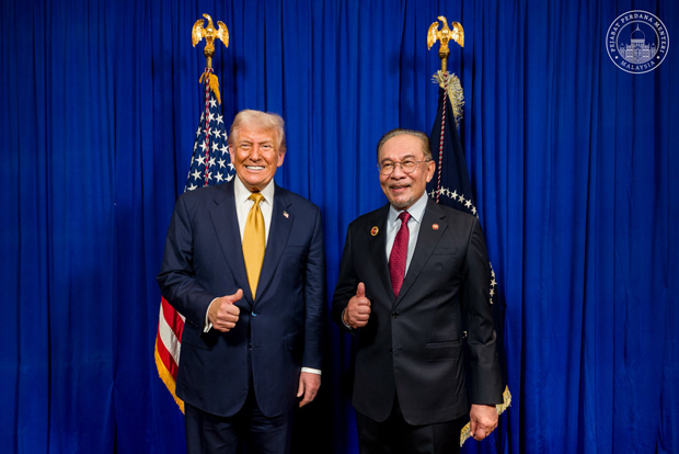 アンワル首相（右）はトランプ米大統領と会談した＝27日、クアラルンプール（アンワル氏の公式フェイスブックより）