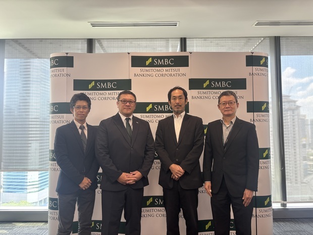 マレーシア三井住友銀行の塩尻篤秀社長兼最高経営責任者（ＣＥＯ、左から２人目）、デロイトマレーシアの渡ディレクター（右から２人目）、秋元シニアマネジャー（右から１人目）＝27日、クアラルンプール（マレーシア三井住友銀行提供）