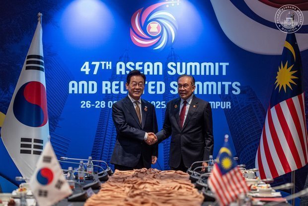 アンワル首相（右）と李大統領＝27日、クアラルンプール（アンワル氏の公式フェイスブックより）