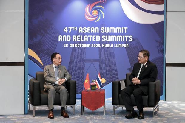 タイのシハサック外相（右）は27日、ベトナムのレ・ホアイ・チュン外相と会談した（タイ外務省のフェイスブックページより）