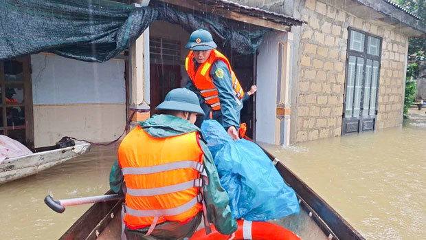 フエ市では歴史的な洪水被害が発生している（ＮＮＡ＝ＶＮＡ）