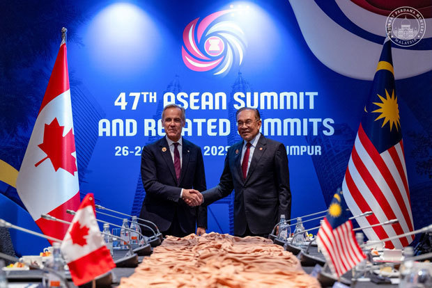 アンワル首相（右）とカーニー首相＝27日、クアラルンプール（アンワル氏の公式フェイスブックより）