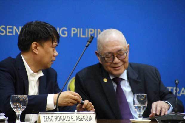 フィリピン中央銀行のレモロナ総裁（右）＝10月、首都圏マニラ市（ＮＮＡ撮影）