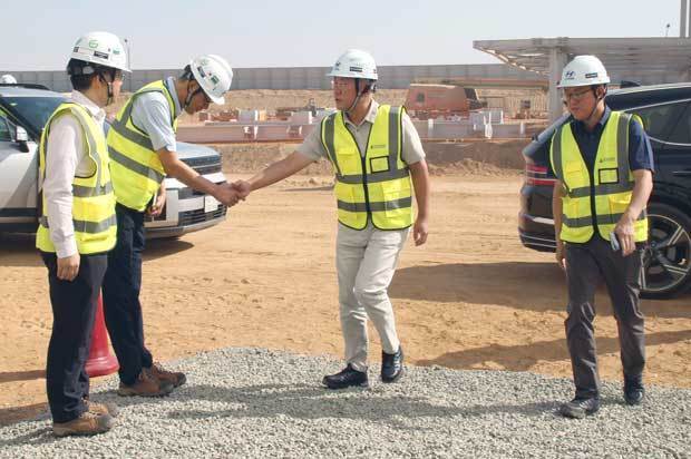 ＨＭＭＭＥを訪問した現代自グループの鄭義宣会長（中央）＝サウジアラビア（同社提供）